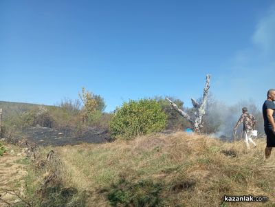 Горят сухи треви в източната част на Казанлък