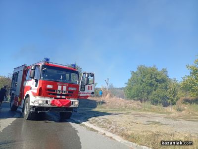 Горят сухи треви в източната част на Казанлък / Новини от Казанлък