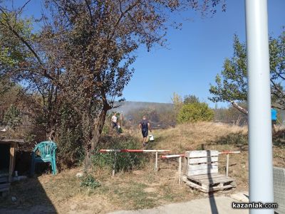 Горят сухи треви в източната част на Казанлък