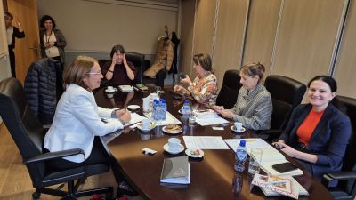 В качеството си на зам. председател на Асоциацията на кметовете от европейските градове с производство на етерични масла, кметът на Казанлък проведе работни срещи в Брюксел  / Новини от Казанлък