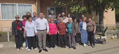 Кметът Иса Бесоолу и павелбанските пенсионери отпразнуваха заедно Международния ден на възрастните хора  / Новини от Казанлък