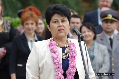 Поздравителен адрес от управителя на ДКЦ - Казанлък г-н Владимир Русев до д-р Кети Маналова – управител на МБАЛ - Казанлък / Новини от Казанлък