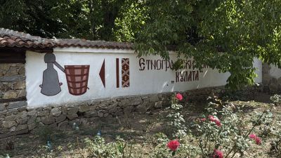 Историческият музей в Казанлък организира среща-разговор с Рафаела Рафаелова и Мариела Гемишева по повод инсталацията „Символът“