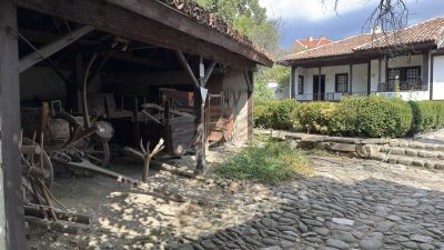 Историческият музей в Казанлък организира среща-разговор с Рафаела Рафаелова и Мариела Гемишева по повод инсталацията „Символът“