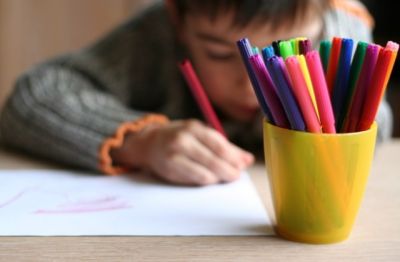 Сдружение “Жените на Казанлък”, съвместно с Общинска библиотека” Искра”, организира конкурс на тема: „ Цветове срещу насилието“ / Новини от Казанлък