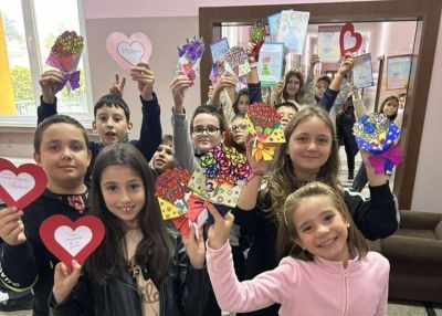 Ученици от ОУ „Георги Кирков“ зарадваха своите учители с ръчно изработени картички по повод 5 октомври / Новини от Казанлък