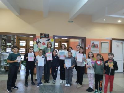 Ученици от ОУ „Георги Кирков“ зарадваха своите учители с ръчно изработени картички по повод 5 октомври