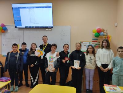 Ученици от ОУ „Георги Кирков“ зарадваха своите учители с ръчно изработени картички по повод 5 октомври