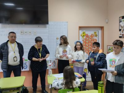 Ученици от ОУ „Георги Кирков“ зарадваха своите учители с ръчно изработени картички по повод 5 октомври