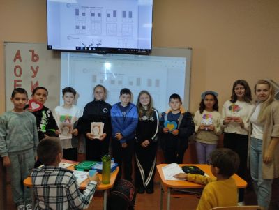 Ученици от ОУ „Георги Кирков“ зарадваха своите учители с ръчно изработени картички по повод 5 октомври