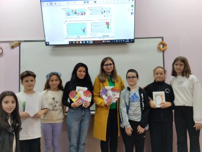 Ученици от ОУ „Георги Кирков“ зарадваха своите учители с ръчно изработени картички по повод 5 октомври