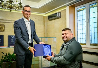 Параолимпиецът Ружди Ружди и неговия треньор Радостин Тодоров получиха награди от Столична община / Новини от Казанлък