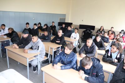 Теоретична подготовка по БДП се проведе в ПГ по транспорт и транспортен мениджмънт – Казанлък 