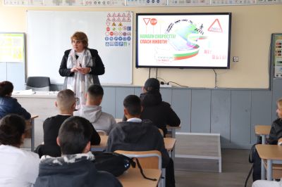 Теоретична подготовка по БДП се проведе в ПГ по транспорт и транспортен мениджмънт – Казанлък 