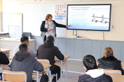 Теоретична подготовка по БДП се проведе в ПГ по транспорт и транспортен мениджмънт – Казанлък 