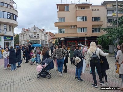 Протест: Казанлъчани в подкрепа на тормозеното дете в Каблешково и с искане за видеонаблюдение в детските градини