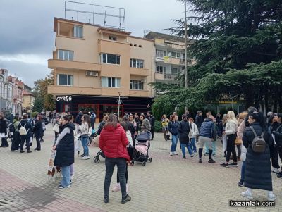 Протест: Казанлъчани в подкрепа на тормозеното дете в Каблешково и с искане за видеонаблюдение в детските градини