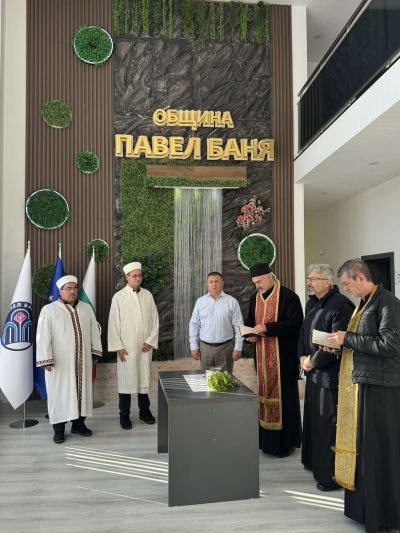 Кметът Иса Бесоолу, православни свещеници и имами - рамо до рамо за Деня на българската община 
