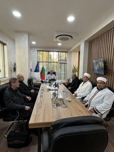 Кметът Иса Бесоолу, православни свещеници и имами - рамо до рамо за Деня на българската община 