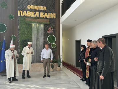 Кметът Иса Бесоолу, православни свещеници и имами - рамо до рамо за Деня на българската община  / Новини от Казанлък