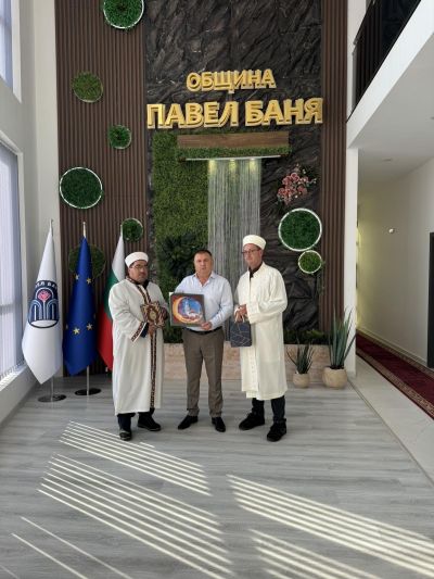 Кметът Иса Бесоолу, православни свещеници и имами - рамо до рамо за Деня на българската община 