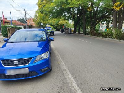 Лек автомобил се преобърна след катастрофа на бул. „Никола Петков“ в Казанлък 