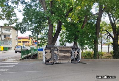 Лек автомобил се преобърна след катастрофа на бул. „Никола Петков“ в Казанлък  / Новини от Казанлък