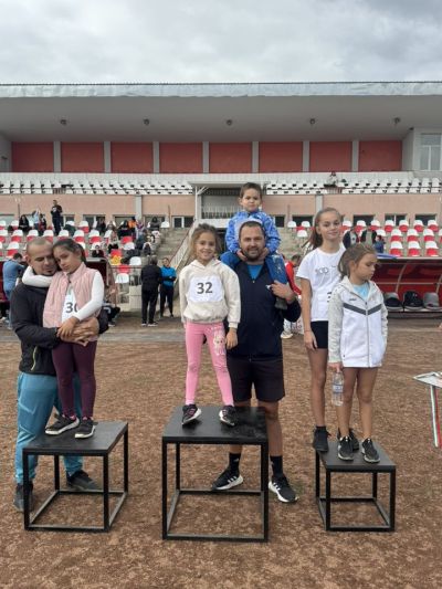 Десетки деца и техните родители участваха в състезанието “Мама, татко и аз 11“ в Казанлък
