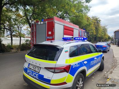 Лек автомобил се преобърна след катастрофа на бул. „Никола Петков“ в Казанлък 