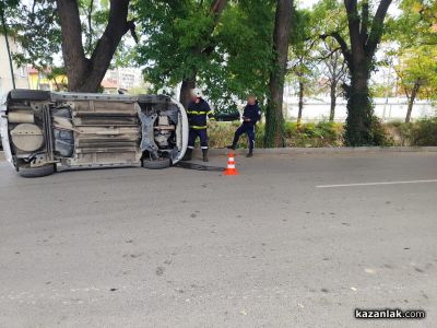 Лек автомобил се преобърна след катастрофа на бул. „Никола Петков“ в Казанлък 