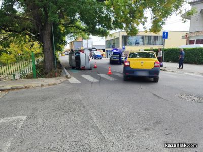 Лек автомобил се преобърна след катастрофа на бул. „Никола Петков“ в Казанлък 