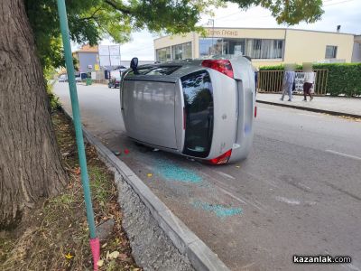 Лек автомобил се преобърна след катастрофа на бул. „Никола Петков“ в Казанлък 