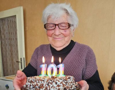 Столетницата Иванка Бонева отпразнува 101-вия си рожден ден в Казанлък / Новини от Казанлък