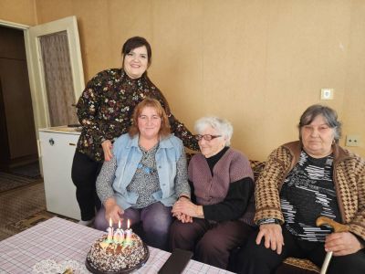 Столетницата Иванка Бонева отпразнува 101-вия си рожден ден в Казанлък