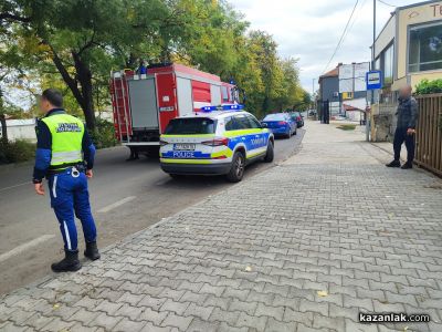 Лек автомобил се преобърна след катастрофа на бул. „Никола Петков“ в Казанлък 