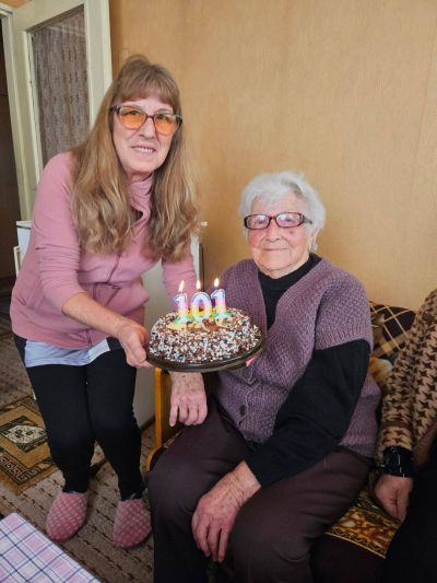 Столетницата Иванка Бонева отпразнува 101-вия си рожден ден в Казанлък