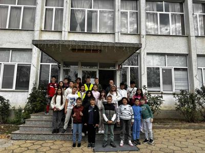 Ученици от ОУ „Георги Кирков“ – Казанлък се запознаха с изработката на музикални инструменти във фабрика „Кремона“