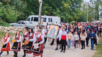 Село Енина отбеляза храмовия си празник на Петковден / Новини от Казанлък