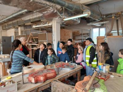 Ученици от ОУ „Георги Кирков“ – Казанлък се запознаха с изработката на музикални инструменти във фабрика „Кремона“