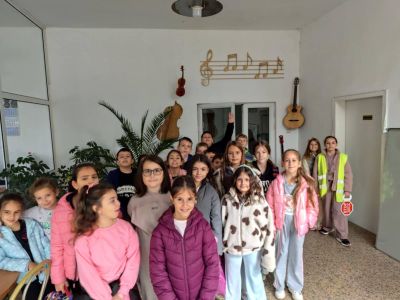 Ученици от ОУ „Георги Кирков“ – Казанлък се запознаха с изработката на музикални инструменти във фабрика „Кремона“