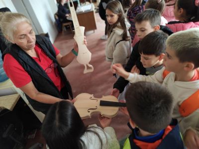 Ученици от ОУ „Георги Кирков“ – Казанлък се запознаха с изработката на музикални инструменти във фабрика „Кремона“