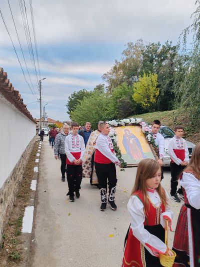 Село Енина отбеляза храмовия си празник на Петковден