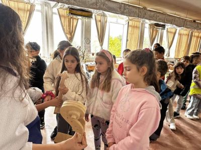 Ученици от ОУ „Георги Кирков“ – Казанлък се запознаха с изработката на музикални инструменти във фабрика „Кремона“