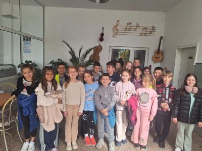 Ученици от ОУ „Георги Кирков“ – Казанлък се запознаха с изработката на музикални инструменти във фабрика „Кремона“