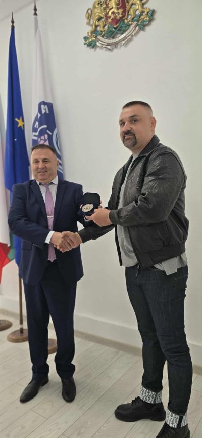 Община Павел баня с двама нови почетни граждани