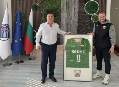 Община Павел баня с подарък от Националния отбор по волейбол / Новини от Казанлък