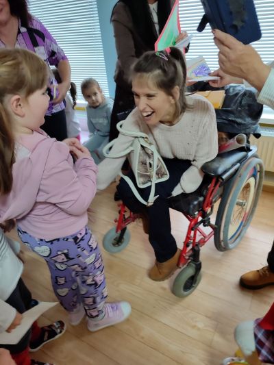 Новото попълнение на библиотека „Искра“ - Тоня Стоянова гостува в казанлъшката ДГ №18 „Пчелица“