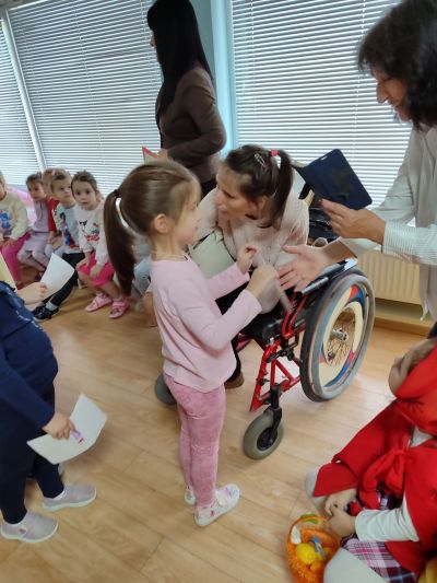 Новото попълнение на библиотека „Искра“ - Тоня Стоянова гостува в казанлъшката ДГ №18 „Пчелица“