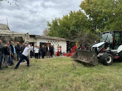 Кметът Иса Бесоолу с първа копка за ремонт на плажа в Павел баня / Новини от Казанлък