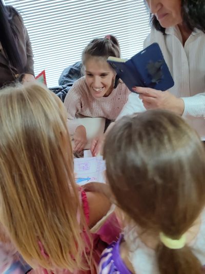 Новото попълнение на библиотека „Искра“ - Тоня Стоянова гостува в казанлъшката ДГ №18 „Пчелица“